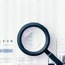 Ícono de una lupa analizando datos.